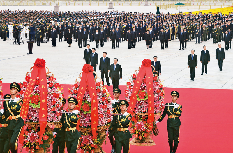 　　2021年9月30日上午，党和国家领导人习近平、李克强、栗战书、汪洋、王沪宁、赵乐际、韩正、王岐山等来到北京天安门广场，出席烈士纪念日向人民英雄敬献花篮仪式。 新华社记者 张领/摄