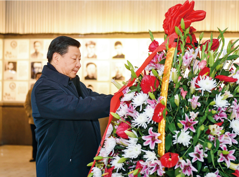  　　2016年2月1日至3日，中共中央总书记、国家主席、中央军委主席习近平来到江西，看望慰问广大干部群众和驻赣部队。这是2月2日，习近平在井冈山革命烈士陵园向革命烈士敬献花篮。 新华社记者 谢环驰/摄