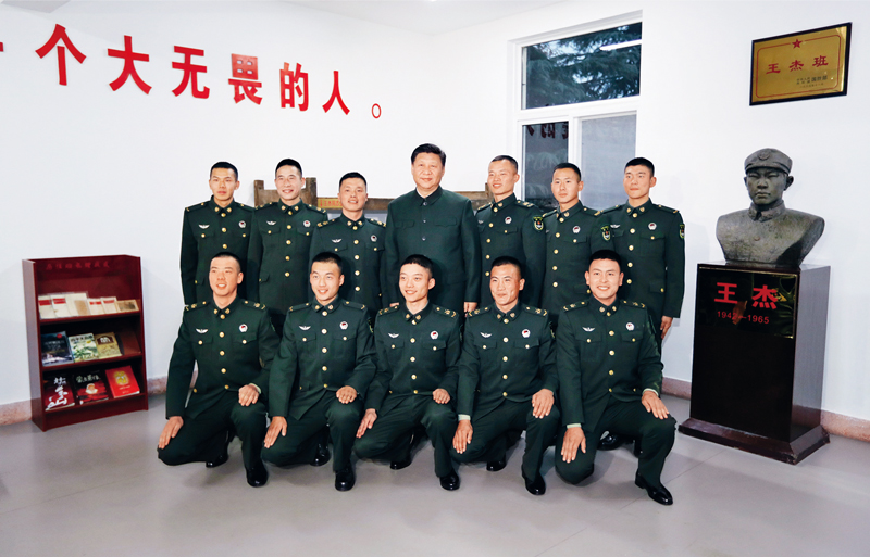  　　2017年12月13日，中共中央总书记、国家主席、中央军委主席习近平到第71集团军视察。这是习近平同“王杰班”战士合影。 新华社记者 李刚/摄