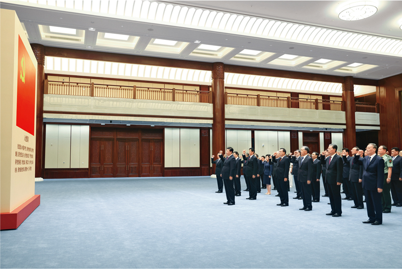  　　2021年6月18日，党和国家领导人习近平、李克强、栗战书、汪洋、王沪宁、赵乐际、韩正、王岐山等在中国共产党历史展览馆参观“‘不忘初心、牢记使命’中国共产党历史展览”。这是参观结束后，习近平带领党员领导同志一起重温入党誓词。 新华社记者 鞠鹏/摄
