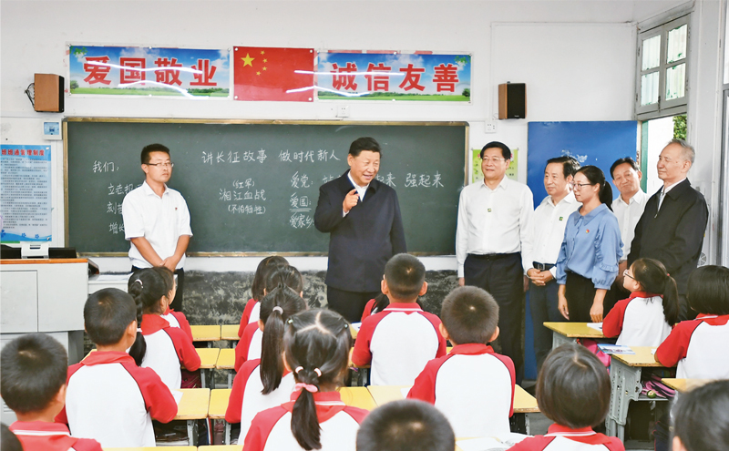  　　2020年9月16日至18日，中共中央总书记、国家主席、中央军委主席习近平在湖南考察。这是16日下午，习近平在郴州市汝城县文明瑶族乡第一片小学，同正在上思政课的同学们亲切交流。 新华社记者 谢环驰/摄