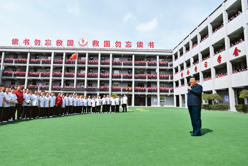  　　2021年9月13日至14日，中共中央总书记、国家主席、中央军委主席习近平在陕西省榆林市考察。这是14日上午，习近平在绥德实验中学考察时，同师生亲切交流。 新华社记者 谢环驰/摄