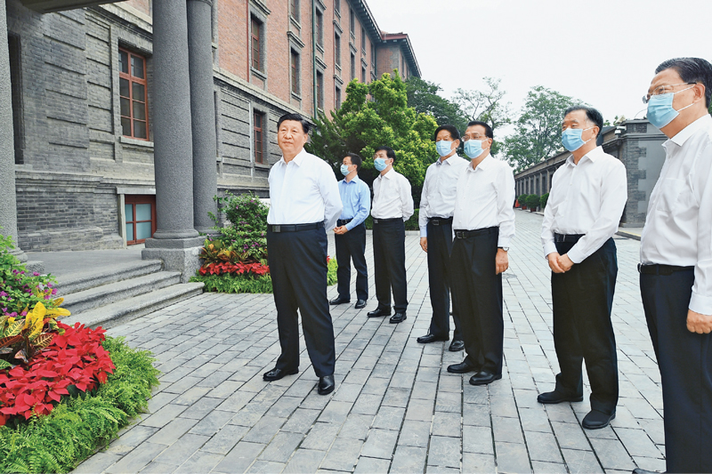 　　2021年6月25日，中共中央政治局就用好红色资源、赓续红色血脉举行第三十一次集体学习。这次集体学习采取参观和讨论相结合的形式，这是习近平、李克强、栗战书、汪洋、王沪宁、赵乐际、韩正等在北大红楼参观“光辉伟业　红色序章——北大红楼与中国共产党早期北京革命活动主题展”。 新华社记者 谢环驰/摄