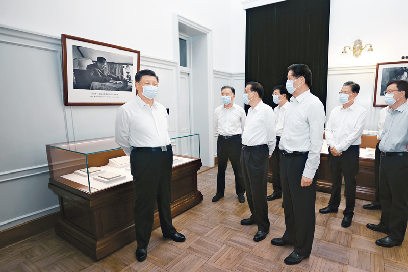 　　2021年6月25日，中共中央政治局就用好红色资源、赓续红色血脉举行第三十一次集体学习。这次集体学习采取参观和讨论相结合的形式，这是习近平、李克强、栗战书、汪洋、王沪宁、赵乐际、韩正等在中南海丰泽园参观毛泽东同志故居。 新华社记者 鞠鹏/摄