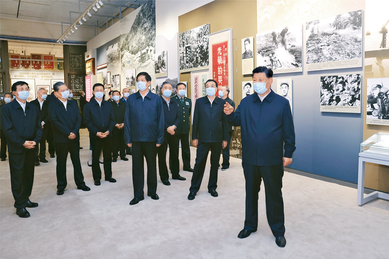 2020年10月19日，党和国家领导人习近平、李克强、栗战书、汪洋、王沪宁、赵乐际、韩正、王岐山等在中国人民革命军事博物馆参观“铭记伟大胜利　捍卫和平正义——纪念中国人民志愿军抗美援朝出国作战70周年主题展览”。新华社记者 鞠鹏/摄
