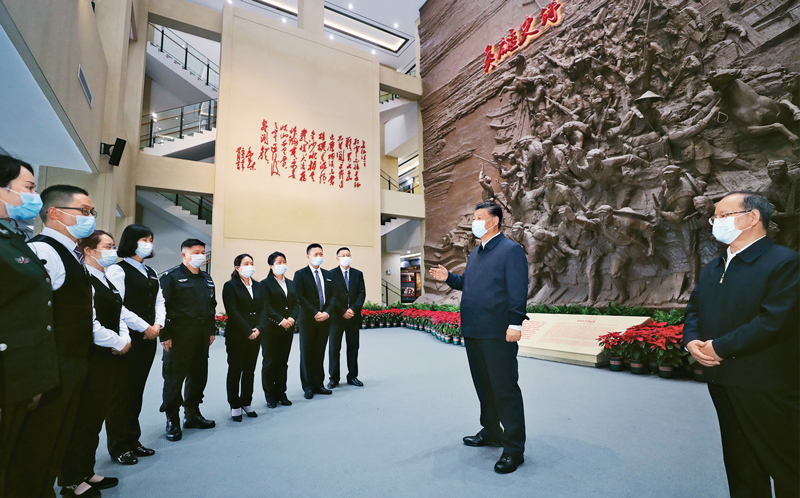 2021年4月25日至27日，中共中央总书记、国家主席、中央军委主席习近平在广西考察。这是25日上午，习近平在桂林市全州县，参观红军长征湘江战役纪念馆时，同工作人员亲切交谈。新华社记者 鞠鹏/摄